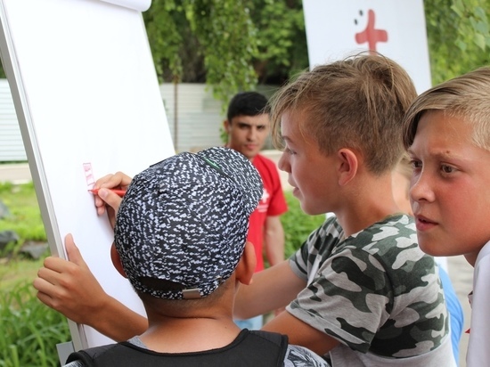 Костромские волонтёры-медики рассказали прохожим, как правильно делать самомассаж