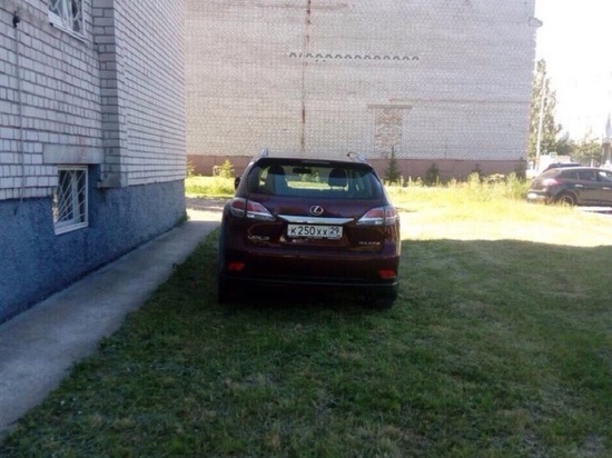 В архангельском сегменте одной из популярных социальных сетей размещена фотография автомобиля, припаркованного прямо под окнами районного суда на травяном газоне