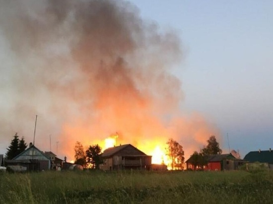 Серьёзный инцидент произошёл вчера около девяти вечера в деревне Чащины Холмогорского района Архангельской области – сгорело несколько домов, погиб человек