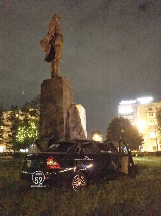 Автомобиль врезался в памятник Горькому в Нижнем Новгороде