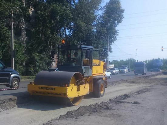 В Барнауле ремонтируют проезжую часть микрорайона Новосиликатный