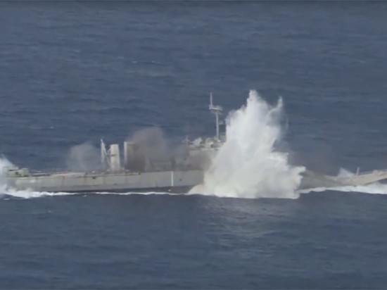 Подрыв США собственного корабля новейшими ракетами попал на видео