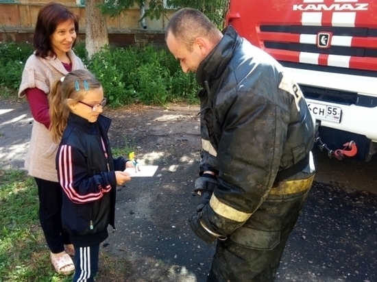 Маленькая омичка лепила из пластилина подарок пожарным, пока они тушили дом