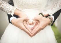 В Москве намечается свадебный бум — московские загсы приняли больше тысячи заявлений от влюбленных, мечтающих пожениться 18
