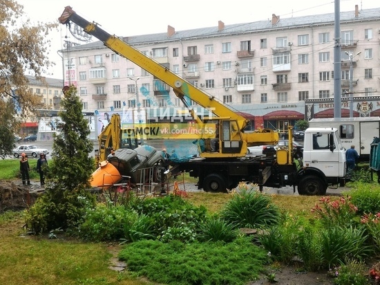 На Ленинградской площади в Омске под землю ушла ассенизаторская машина