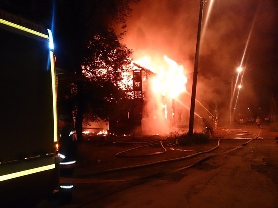 В Оренбурге почти 6 часов горело здание на Полигонной