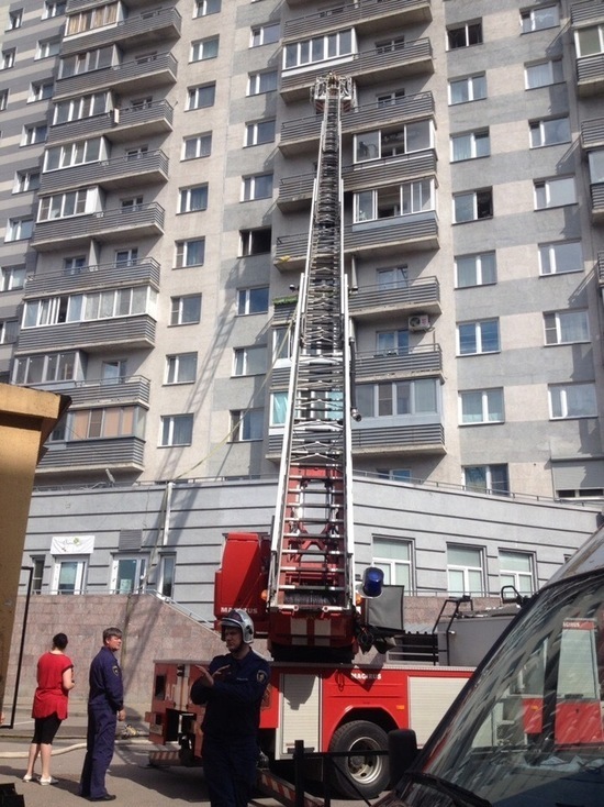 Пожарные спасли мужчину из горящей квартиры на Славы
