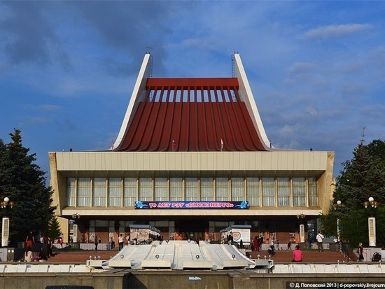 В Омском музыкальном театре меняют витраж на фасаде