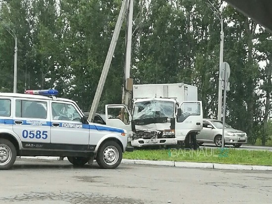 Два человека пострадали в ДТП с автобусом и грузовиком в Барнауле