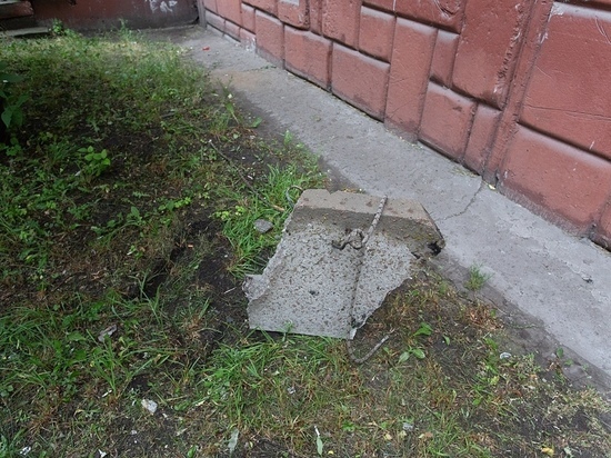 В Омске ищут свидетелей обрушения плиты с крыши на монтажника