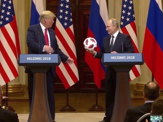 Bloomberg : Путин подарил Трампу футбольный мяч с чипом