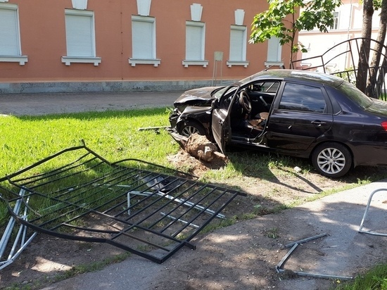 Иномарка снесла школьный забор на Ленинградской улице