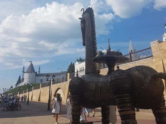 В Казани на улице Баумана наконец установили скульптуру «Конь-страна»