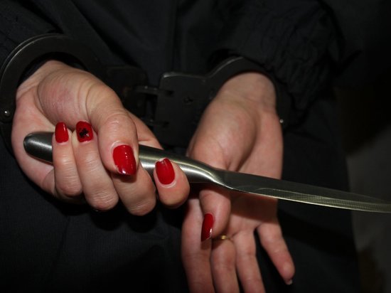 Жительница Мичуринска пырнула ножом юношу и оставила на асфальте истекать кровью
