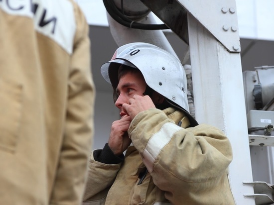 В Казани пожарные из горящей квартиры вынесли мужчину