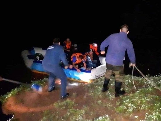 На Алтае спасли 11 туристов, застрявших на островке посреди реки