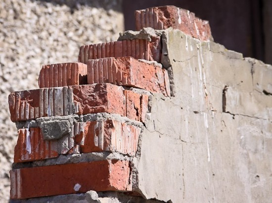 Следователи начали проверку по факту обрушения стены в Мантуровском районе