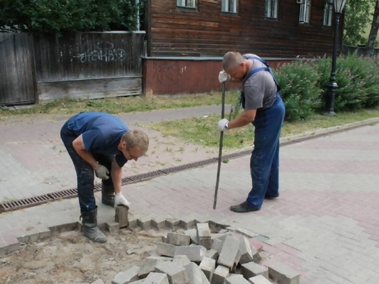 На единственной открыточно-выставочной пешеходной улице Архангельска провалилась брусчатка
