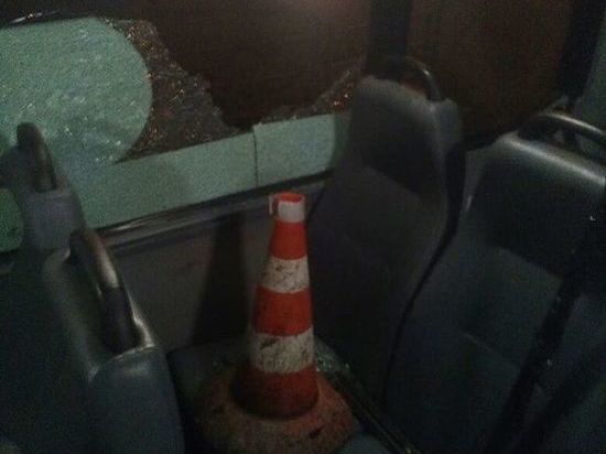 Дорожный рабочий в центре Омска напал на маршрутку, ехавшую по свежему асфальту