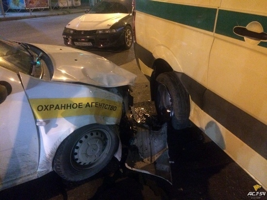 Автомобиль охраны врезался в инкассаторский фургон в Новосибирске