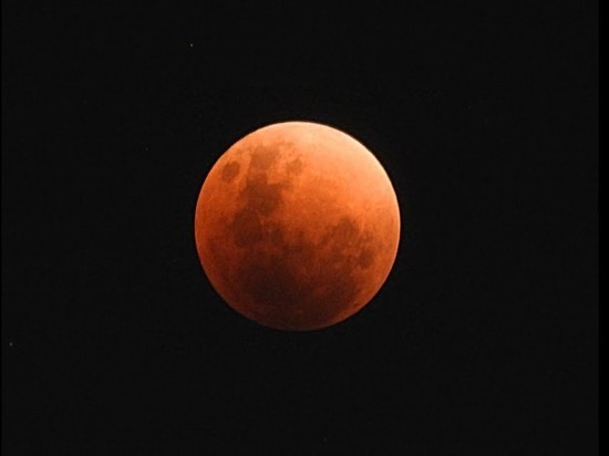 Сегодня ночью случится самое продолжительное в этом веке затмение Луны – кровавая луна зависнет над Землёй на четыре часа, с 21.24 до 01.20, а полная фаза явления продолжится с 22.30 до 00.13