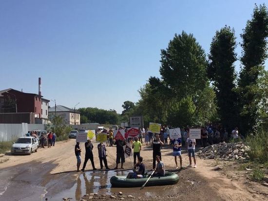 Жители Казани на улице Левченко запустили в лужу лодку и устроили акцию протеста