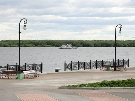 Тело заметили граждане, отдыхавшие вчера около шести вечера на Красной пристани, они же вызвали полицию