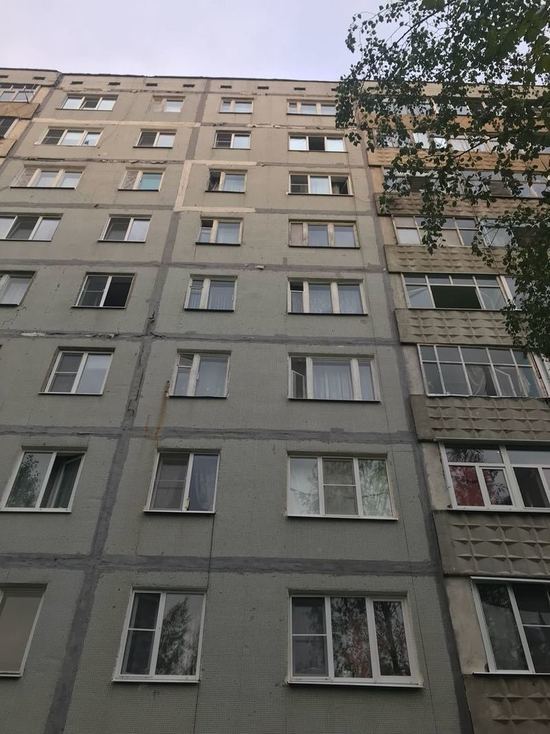 Фото флаги на балконах общежития. Окно 8 этаж. На 8 этаже песня. Н 8 этаже. Вид из окна 8 этажа фото.