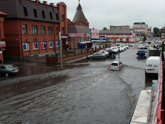 Власти Барнаула объяснили «потоп» на улице Мало-Тобольской