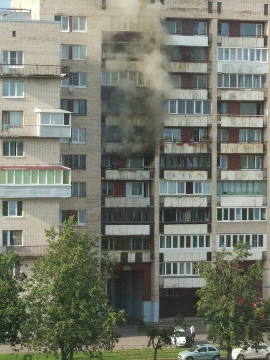 На проспекте Ветеранов загорелся жилой дом