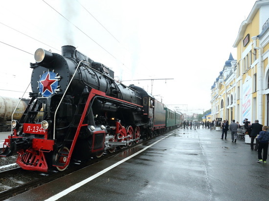 В честь 120-летия основания томского железнодорожного узла возле вокзалов установили памятник коню и тепловоз
