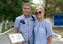 Жители города Ренат Тажиев и Сергей Храмов получили грамоты за содействие полиции при задержании подозреваемого
