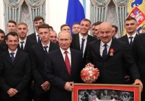 Насыщенный день в графике президента России Владимира Путина (даром что суббота), начался молебном, а продолжился футболом