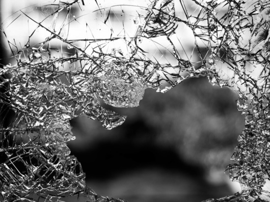 В Костомукше ищут вандала, разбившего стеклянную дверь больницы