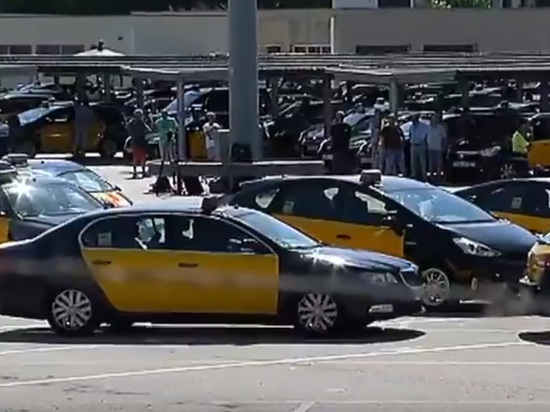 Бастующие против Uber в Барселоне таксисты жгут покрышки