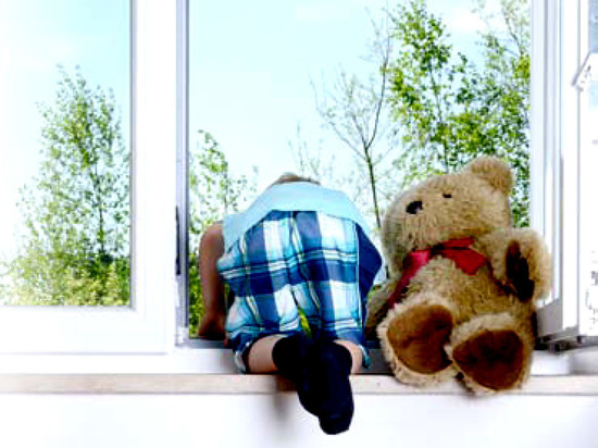 Трехлетний ребенок выпал из окна третьего этажа в Оренбурге