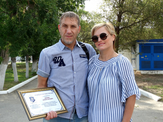 Астраханцы, задержавшие преступника с молотком, получили грамоты от полицейских