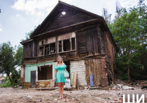 Жительница одного из исторических астраханских домов пытается спасти свою же собственность от сноса и борется за то, чтобы ее семью не оставили на задворках разрушенного дома ни с чем