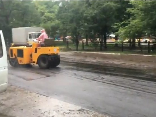 Калужские власти отказываются платить за уложенный в дождь асфальт
