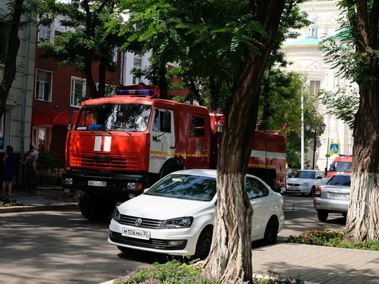 В Астрахани горит здание около Кремля
