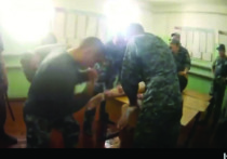 Видео из ярославской исправительной колонии, где толпа тюремщиков зверски истязает распятого на столе осуждённого, потрясло только совсем наивных людей