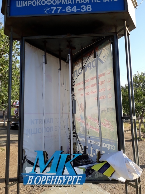Рекламная конструкция на остановке С. Лазо в Оренбурге разбита вдребезги