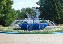 В Екатеринбурге не работающий на протяжении нескольких лет фонтан в сквере Орджоникидзе засыпали землей