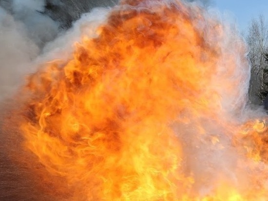 В Альметьевске пожарные вынесли из горящей квартиры женщину