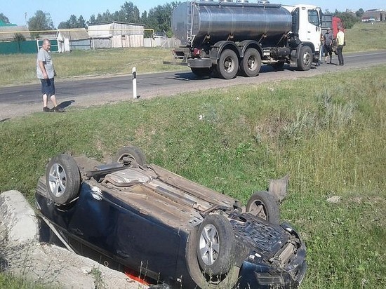 В Татарстане в ДТП с «КАМАЗом» легковушка вылетела с дороги и перевернулась, пострадал один человек