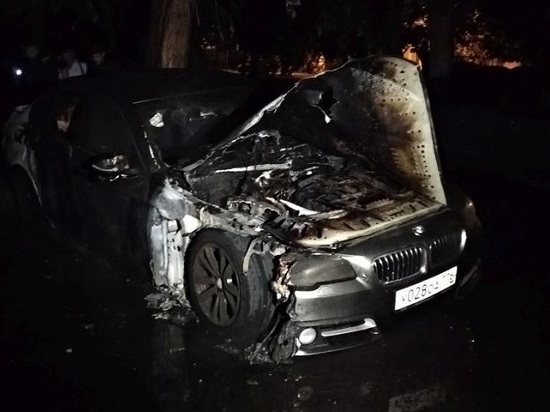 В Казани ночью из-за поджога пострадали четыре автомобиля