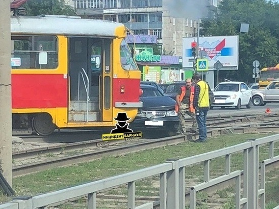 В Барнауле столкнулись трамвай и иномарка на улице Попова