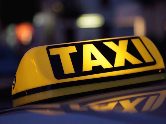 В Орске клиент такси лишился телефона и 8500 рублей