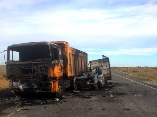  В Астраханской области на трассе сгорели два грузовика. Водитель с ожогами в больнице