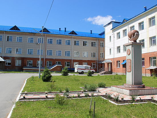 Бывшего главврача районной больницы на Алтае осудили за растрату